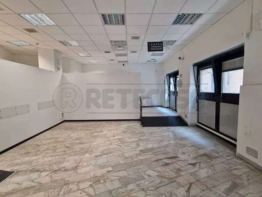 Immagine 5 di Locale commerciale in vendita  a Mercato San Severino