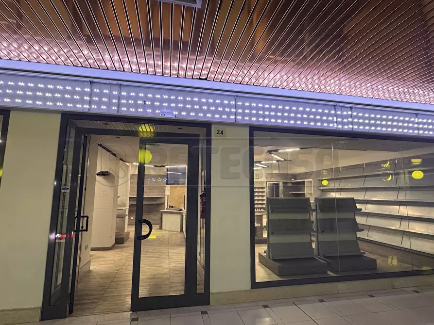 Immagine 14 di Locale commerciale in vendita  a Venezia