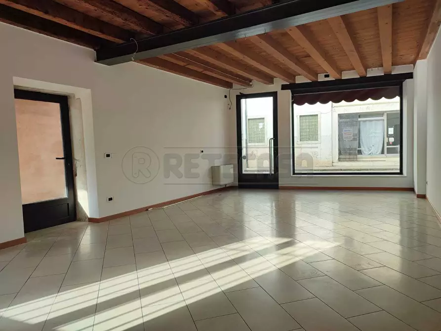 Immagine 1 di Locale commerciale in affitto  a Montebello Vicentino