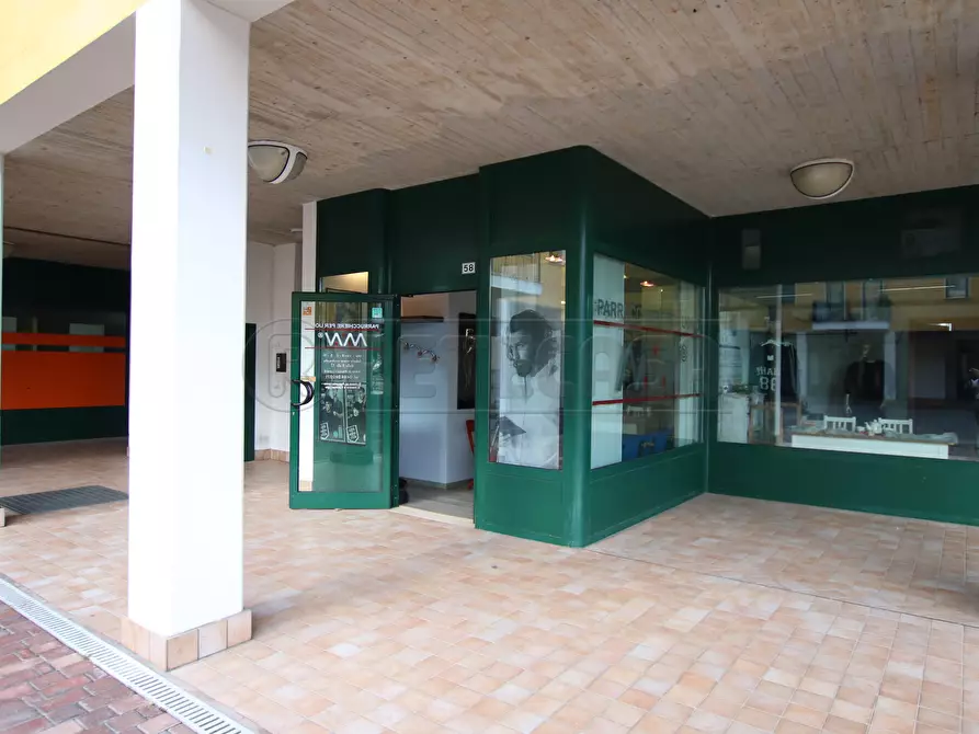 Immagine 25 di Locale commerciale in vendita  a Arcugnano