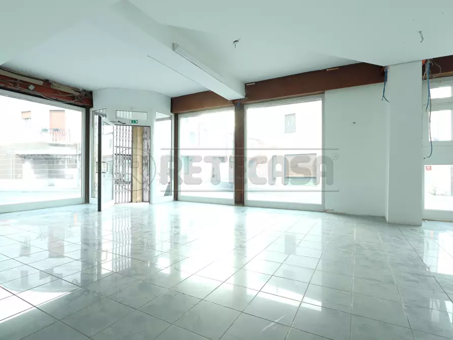 Immagine 1 di Locale commerciale in affitto  in Via Roma 90 a Longare