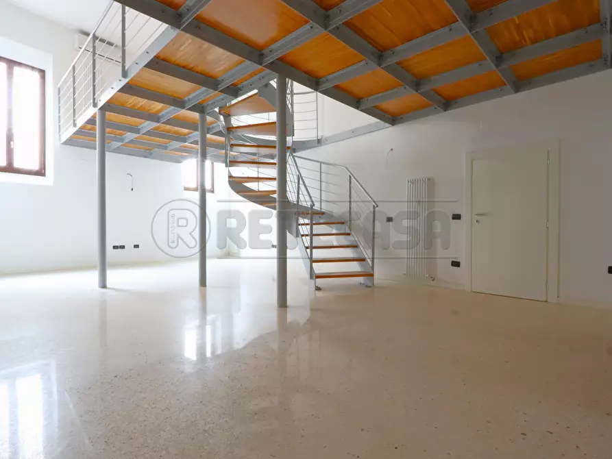 Immagine 1 di Loft/Open space in vendita  in Contrà Ponte Furo 16 a Vicenza