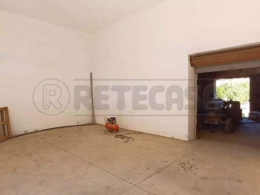 Immagine 17 di Laboratorio in affitto  in Via montella a Maddaloni