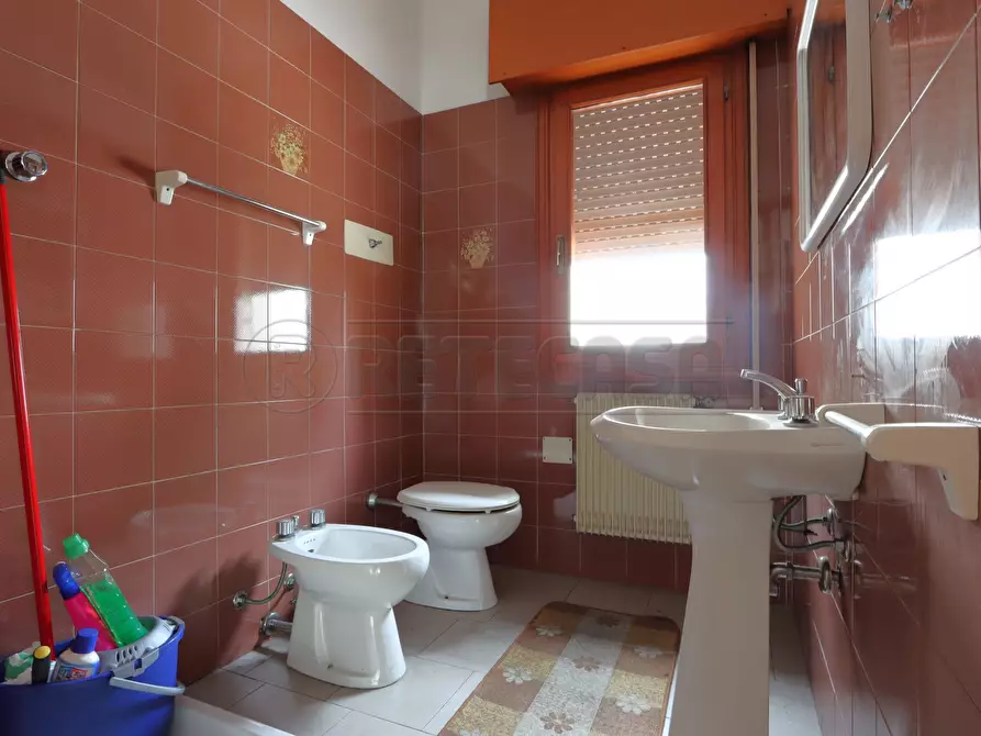 Immagine 11 di Locale commerciale in vendita  in Via S. Quasimodo a Grisignano Di Zocco