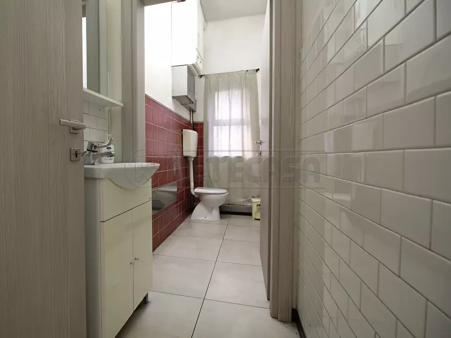 Immagine 6 di Locale commerciale in vendita  a Montecchio Maggiore