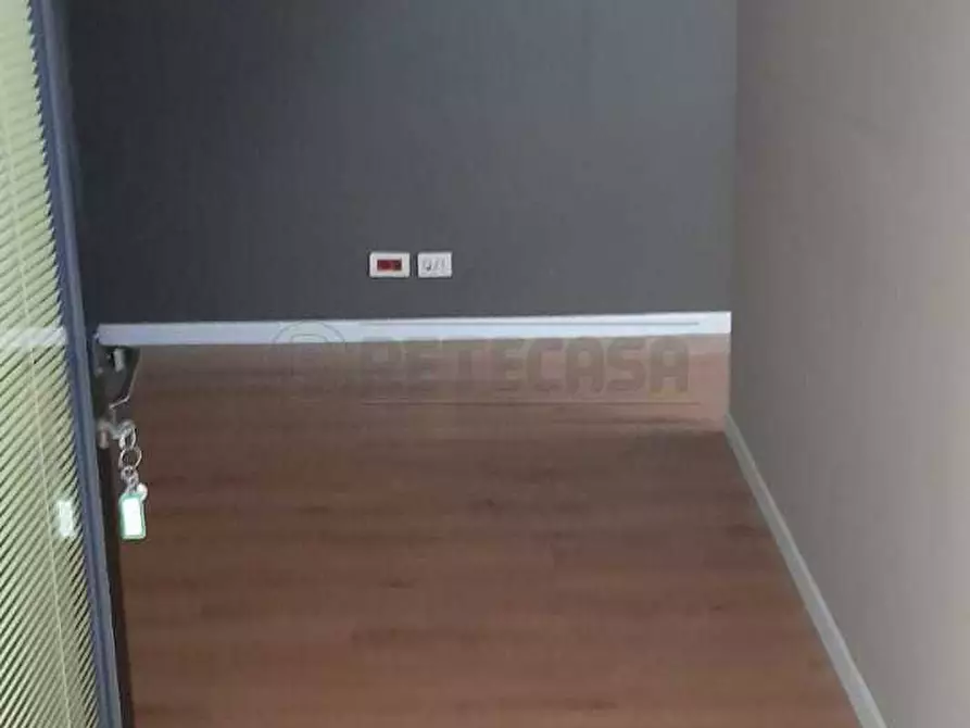 Immagine 26 di Ufficio in vendita  a Seriate