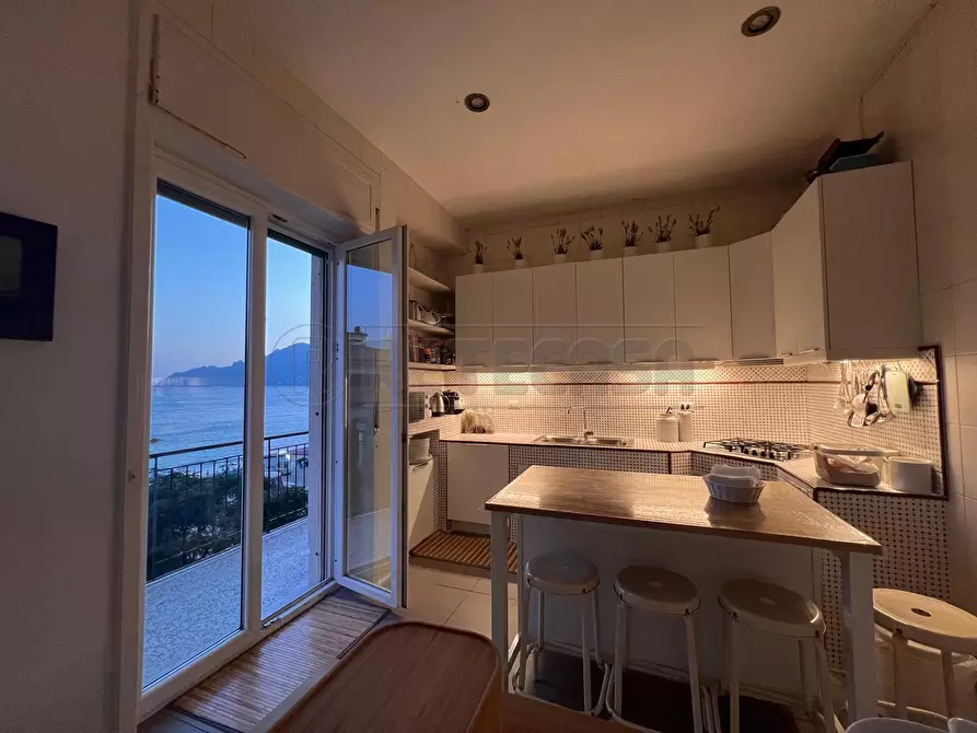 Immagine 32 di Quadrilocale in affitto  in Lungomare Cristoforo Colombo 39 a Salerno