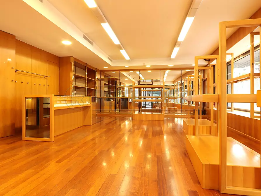 Immagine 15 di Locale commerciale in affitto  a Camisano Vicentino