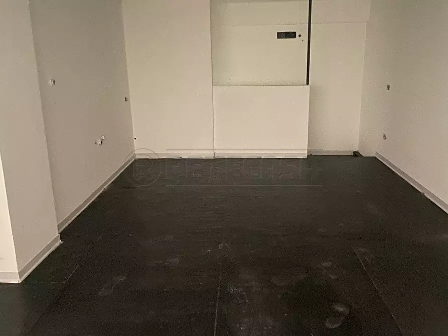 Immagine 11 di Locale commerciale in affitto  in Via Posidonia 96/C a Salerno