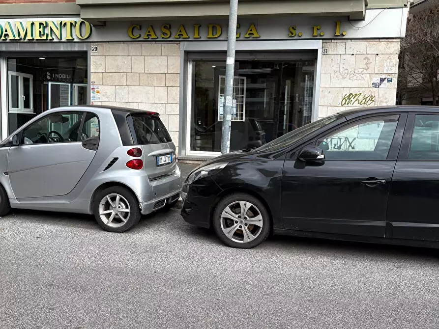 Immagine 36 di Locale commerciale in vendita  in Via Albano 62 a Roma