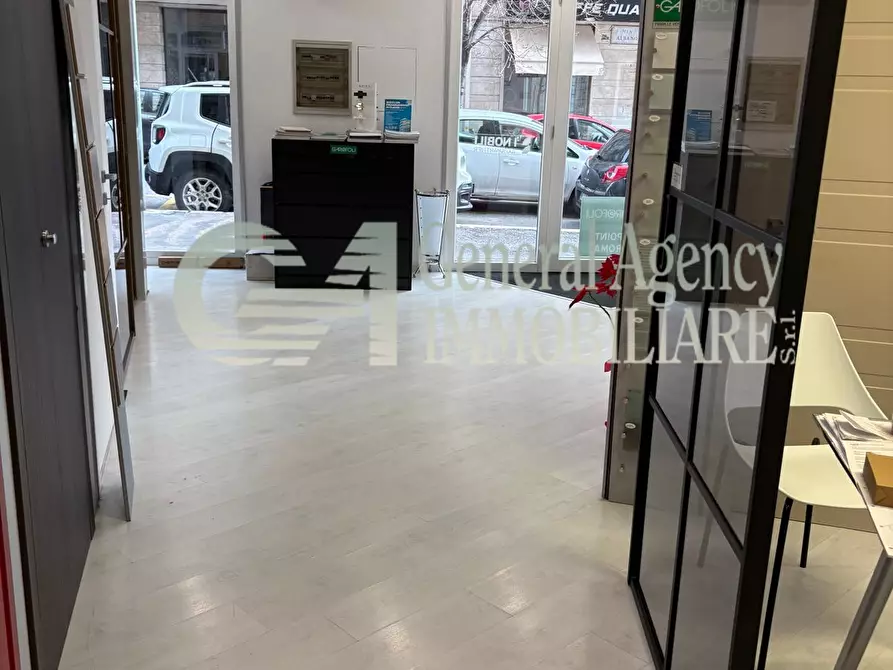 Immagine 35 di Locale commerciale in affitto  in Via Albano 62 a Roma