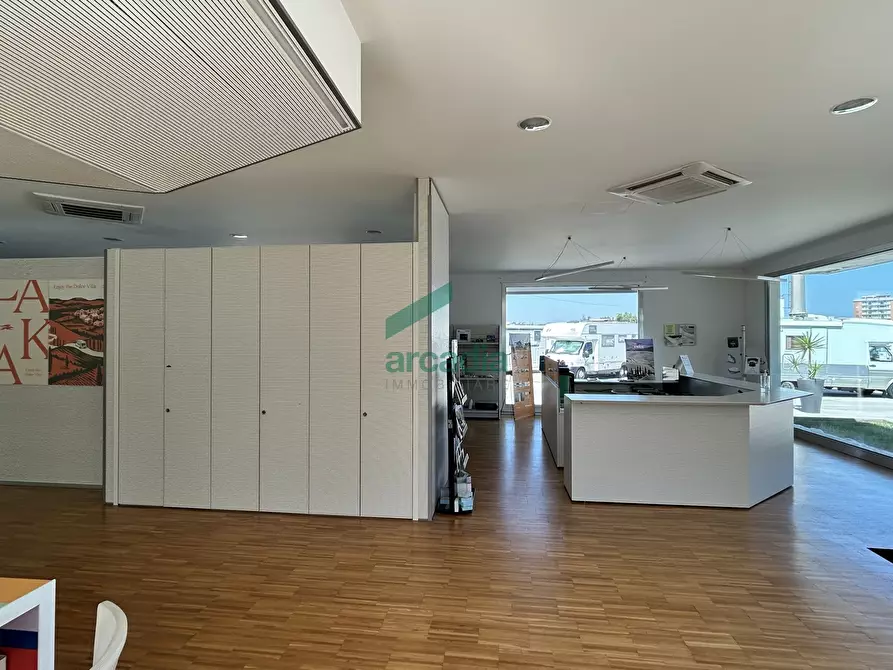 Immagine 10 di Locale commerciale in vendita  in Via Giovanni Gentile 79bis a Bari