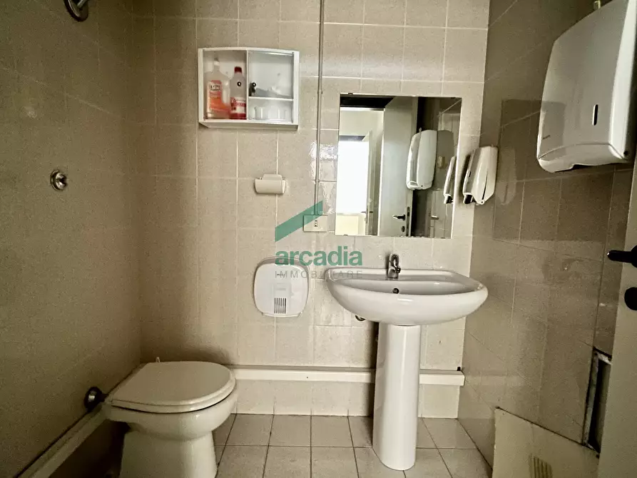 Immagine 12 di Ufficio in affitto  in Via Matarrese 58 a Bari