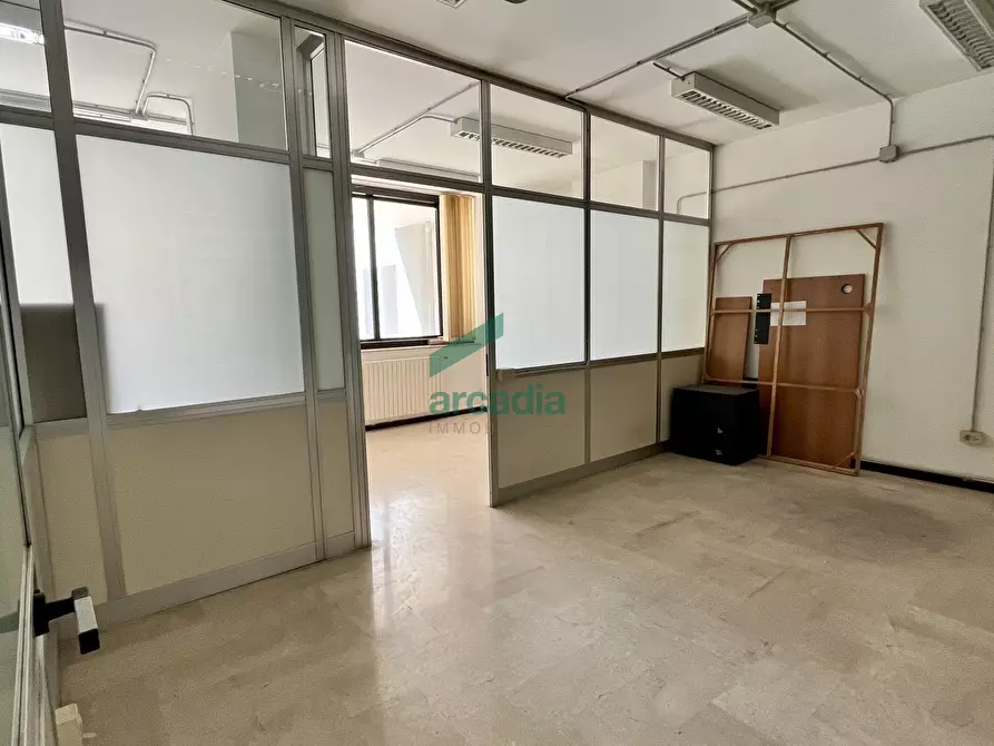 Immagine 8 di Ufficio in affitto  in Via Matarrese 58 a Bari