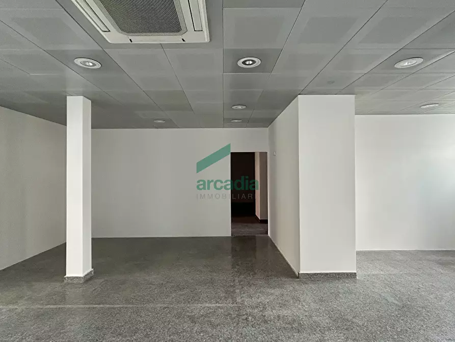 Immagine 8 di Locale commerciale in vendita  in Via Giovanni Amendola 205 a Bari