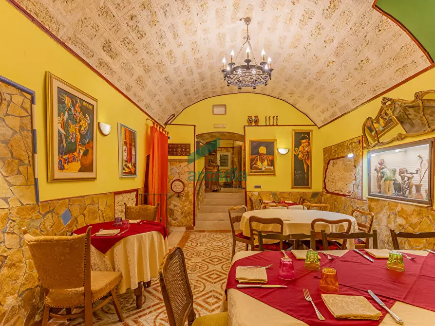 Immagine 11 di Locale commerciale in vendita  in Strada la Grava 16 a Bari