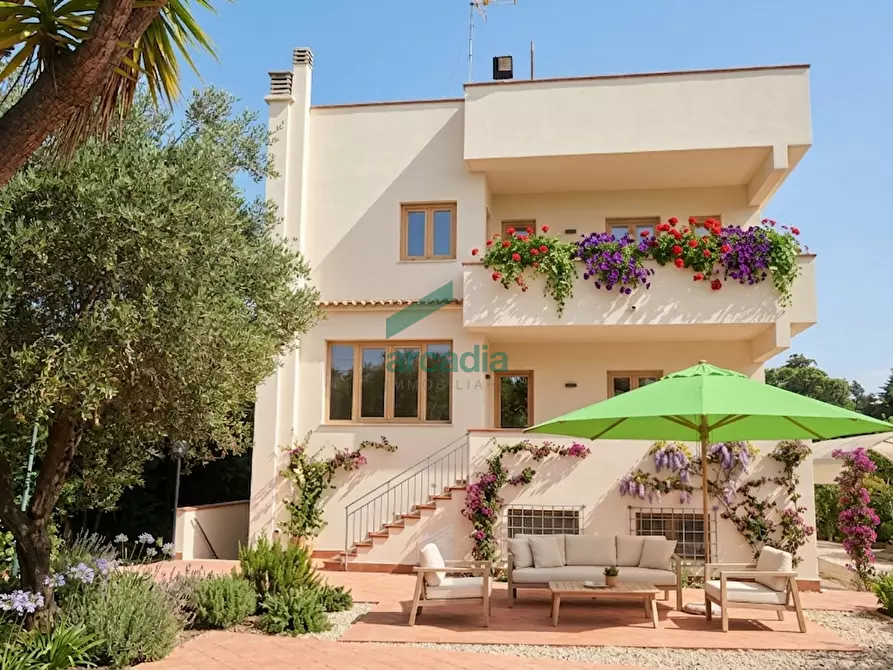 Immagine 1 di Villa in vendita  in Via Nazionale 8/H a Bari