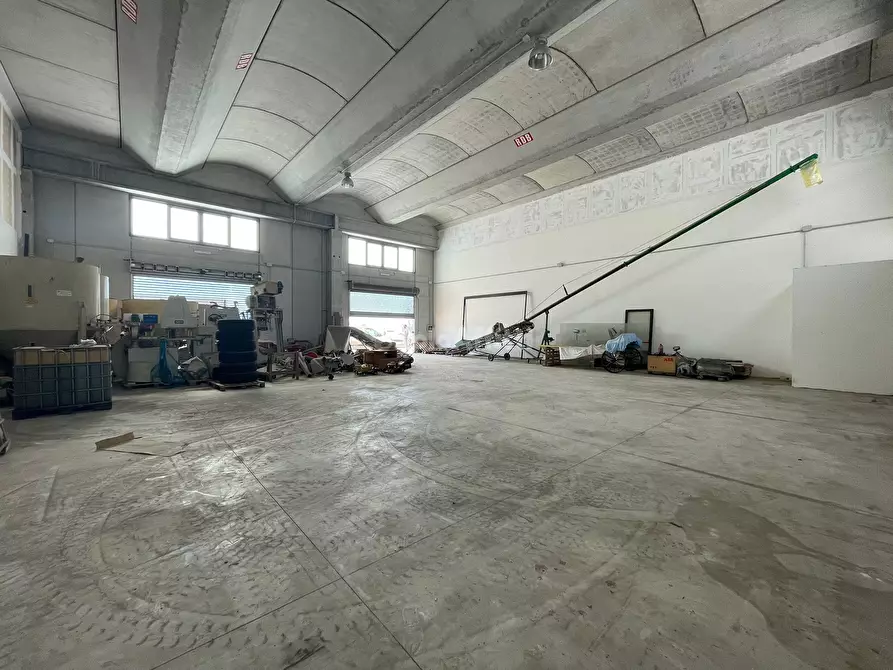 Immagine 2 di Capannone industriale in affitto  a Maddaloni