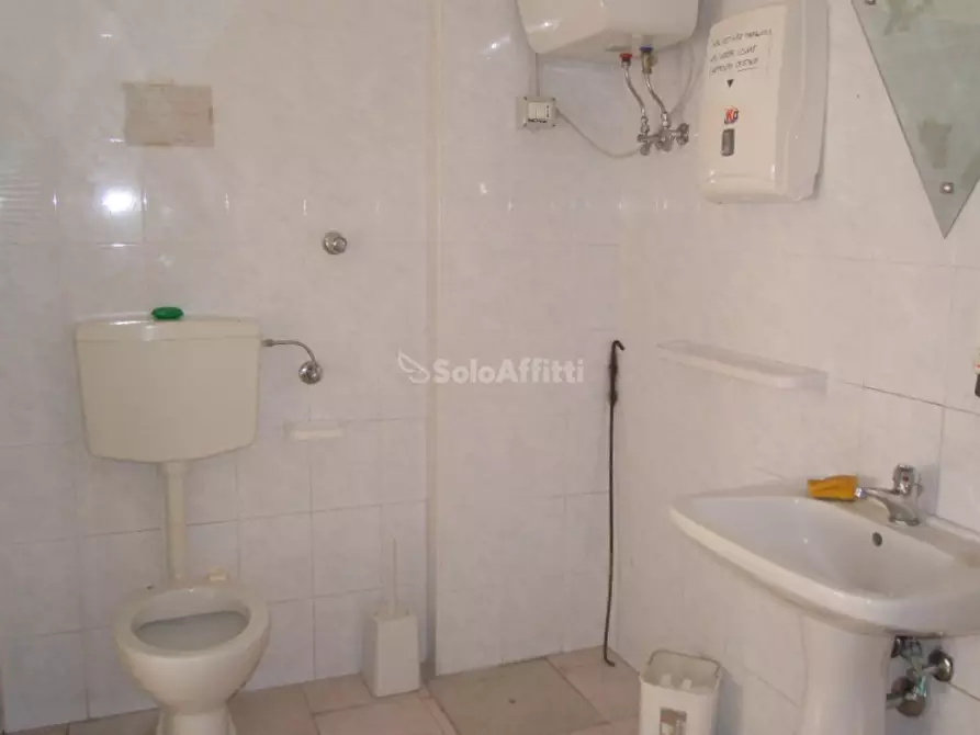 Immagine 5 di Locale commerciale in affitto  a Catanzaro