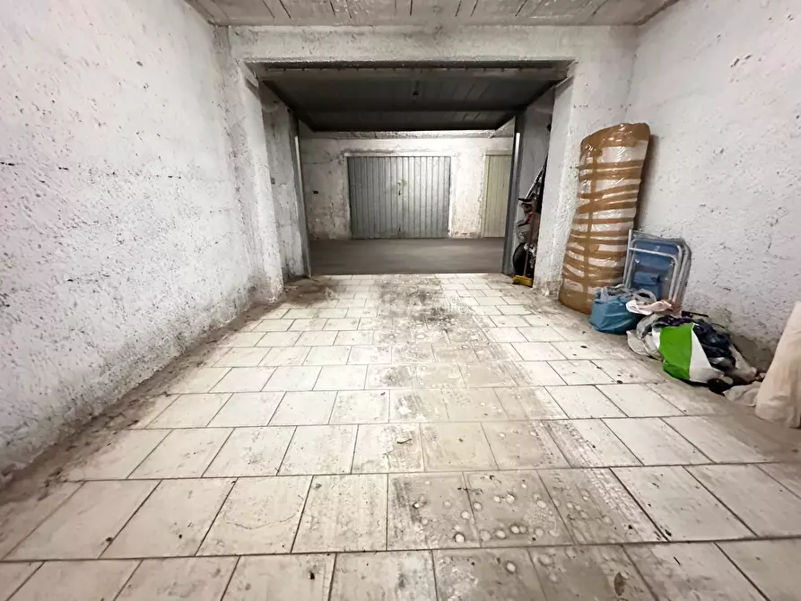 Immagine 3 di Garage in affitto  in Via Avellino a Caserta