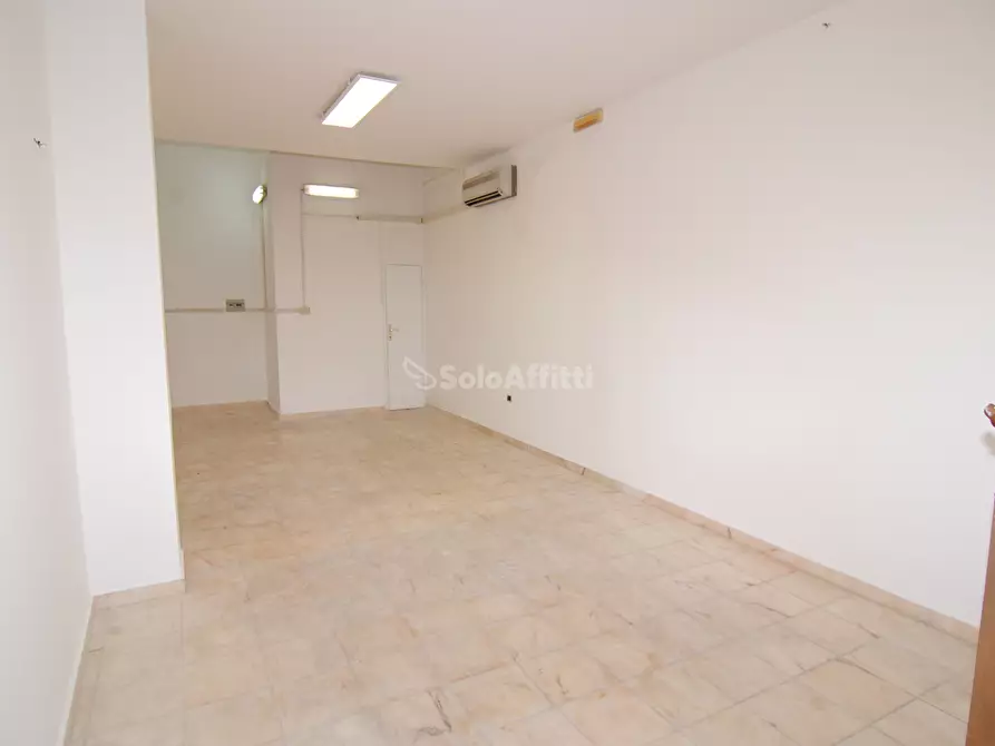 Immagine 2 di Locale commerciale in affitto  a Livorno