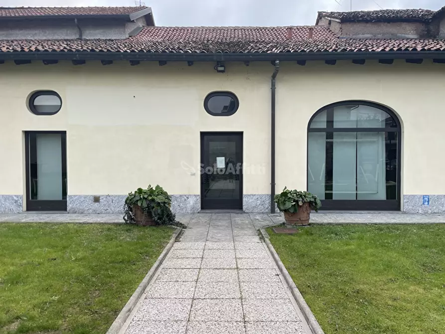 Immagine 11 di Locale commerciale in affitto  in Piazza Baracca 18 a Buscate