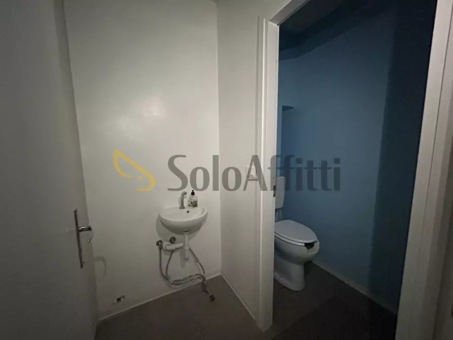 Immagine 16 di Locale commerciale in affitto  a Torino