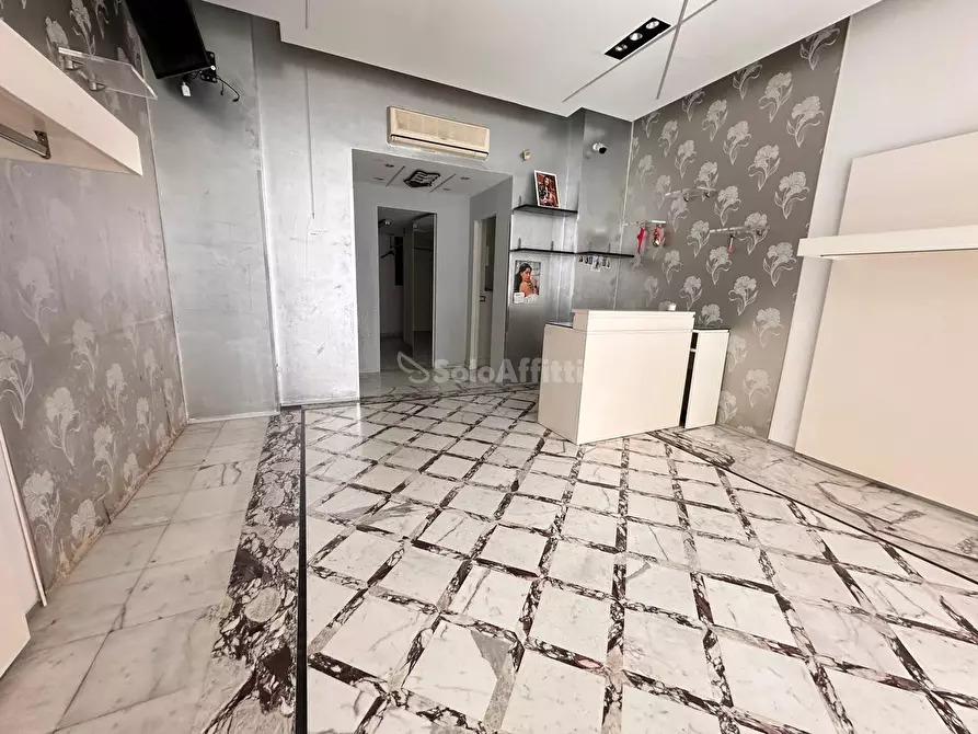 Immagine 6 di Locale commerciale in affitto  in Corso Trieste 189 a Caserta