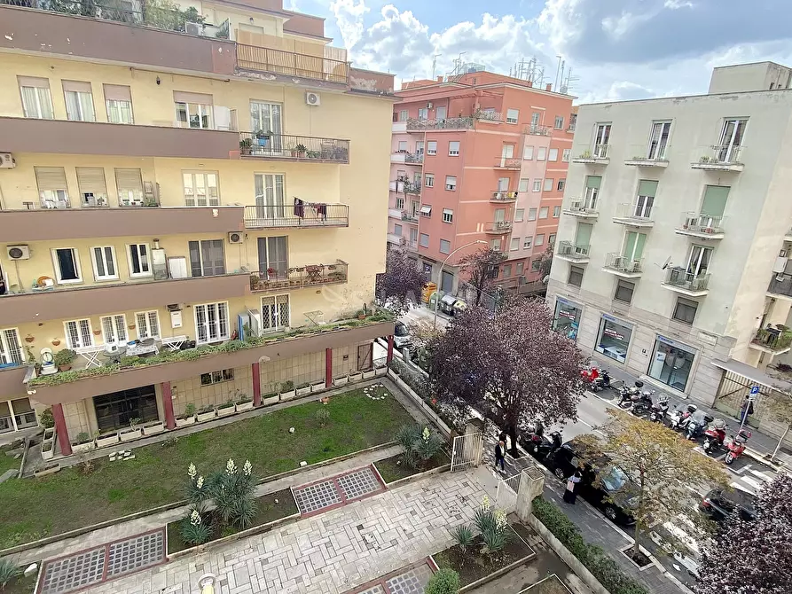 Immagine 1 di Stanza singola in affitto  in via Edoardo Jenner 45 a Roma