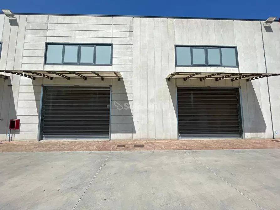 Immagine 8 di Capannone industriale in affitto  a Maddaloni