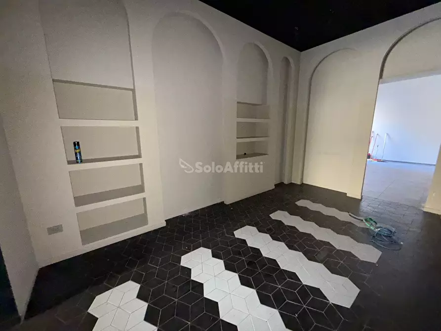 Immagine 6 di Locale commerciale in affitto  a Caserta