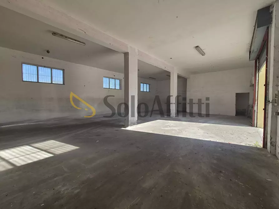 Immagine 9 di Locale commerciale in affitto  in Viale Emilia 72 a Catanzaro