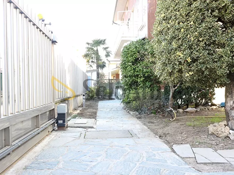 Immagine 15 di Bilocale in affitto  in Via gradisca 6 a Limbiate