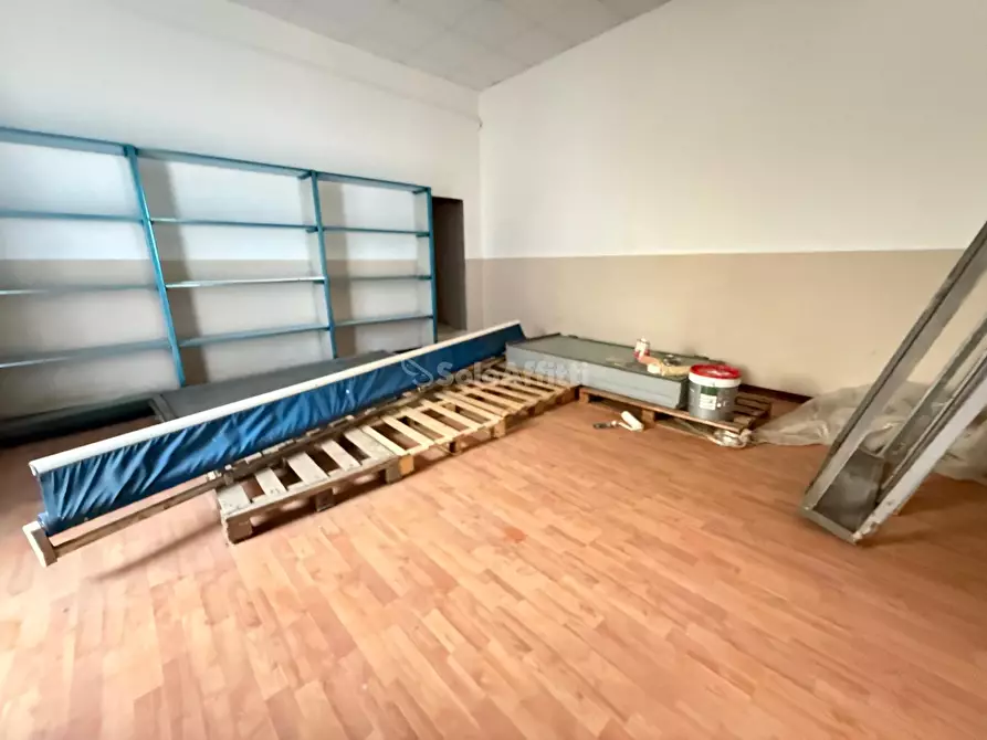 Immagine 10 di Locale commerciale in affitto  in Via Giulio Antonio Acquaviva 226 a Caserta