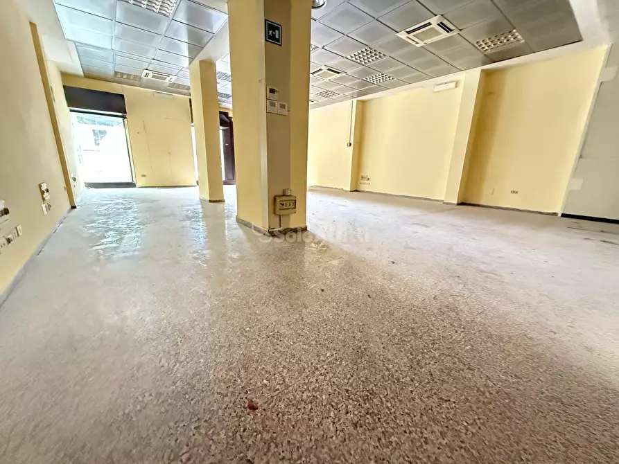 Immagine 2 di Locale commerciale in affitto  in Via Giulio Antonio Acquaviva 36a a Caserta