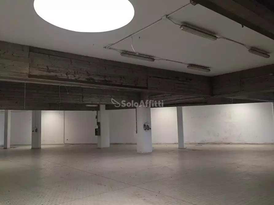 Immagine 11 di Locale commerciale in affitto  in Strada Cambiano 220 a Chieri