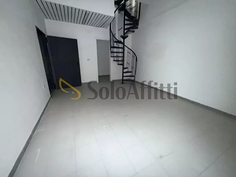 Immagine 18 di Locale commerciale in affitto  in via Colombo 24 a Caserta