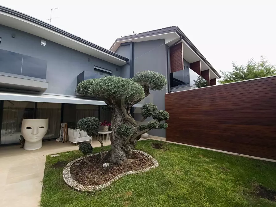 Immagine 11 di Villa in vendita  a Mascalucia