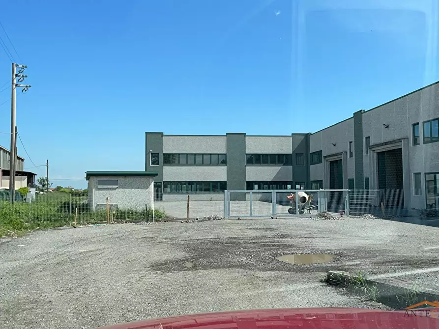 Immagine 3 di Attività artigianale in vendita  a Parma