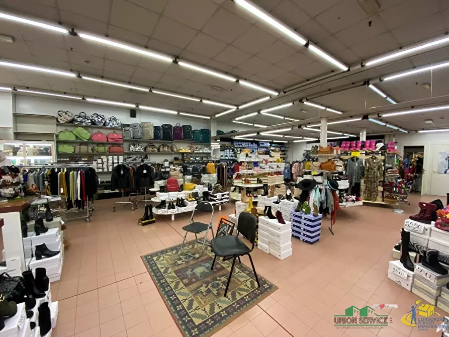 Immagine 8 di Locale commerciale in vendita  in Viale Sandro Pertini 1 a Collecchio