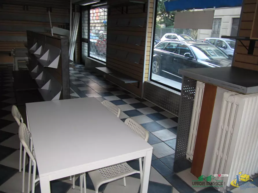 Immagine 5 di Locale commerciale in vendita  in Borgo Collegio Maria Luigia a Parma