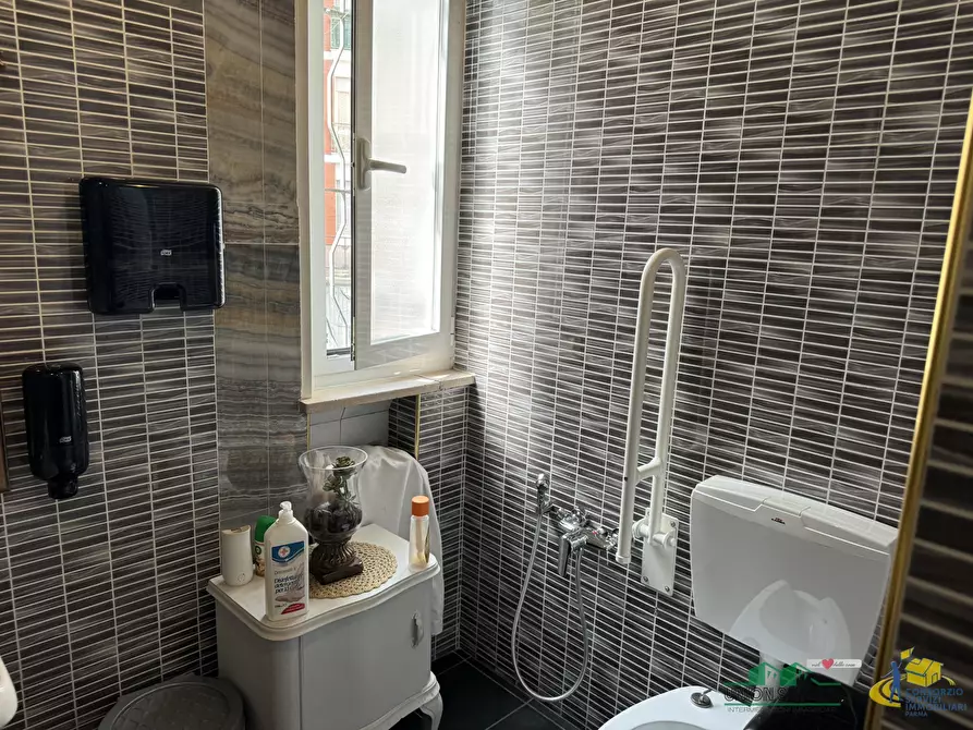 Immagine 8 di Locale commerciale in vendita  in Via Montebello a Parma