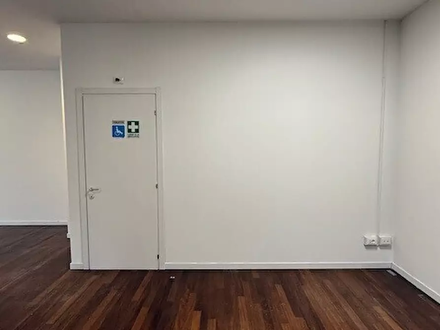 Immagine 11 di Locale commerciale in affitto  in Viale Antonio Gramsci 27A a Parma