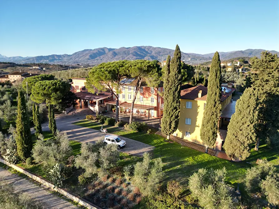 Immagine 1 di Rustico / casale in vendita  in Via di Montecarlo 59 a Lucca