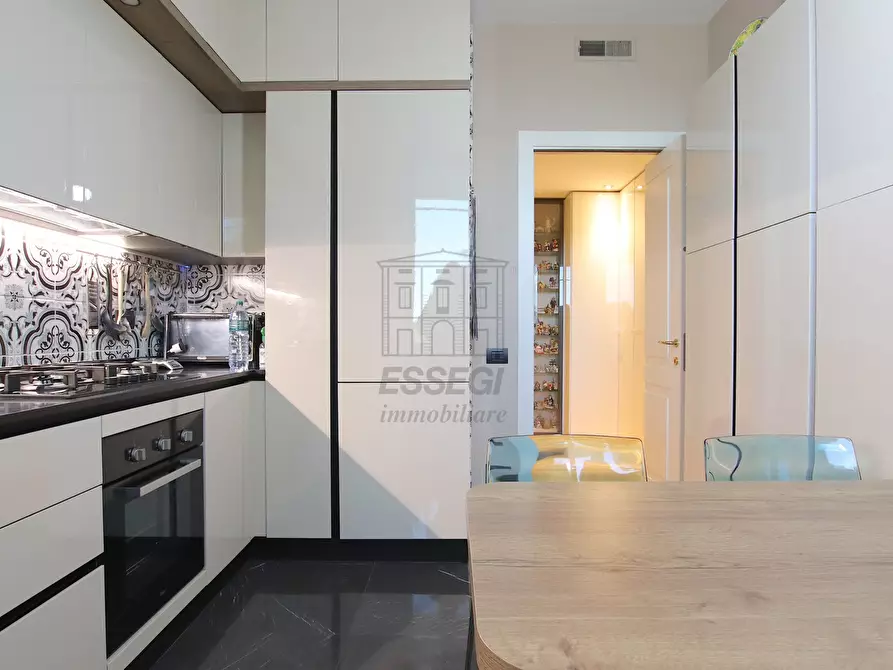 Immagine 8 di Appartamento in vendita  in Piazza della Croce 49 a Lucca