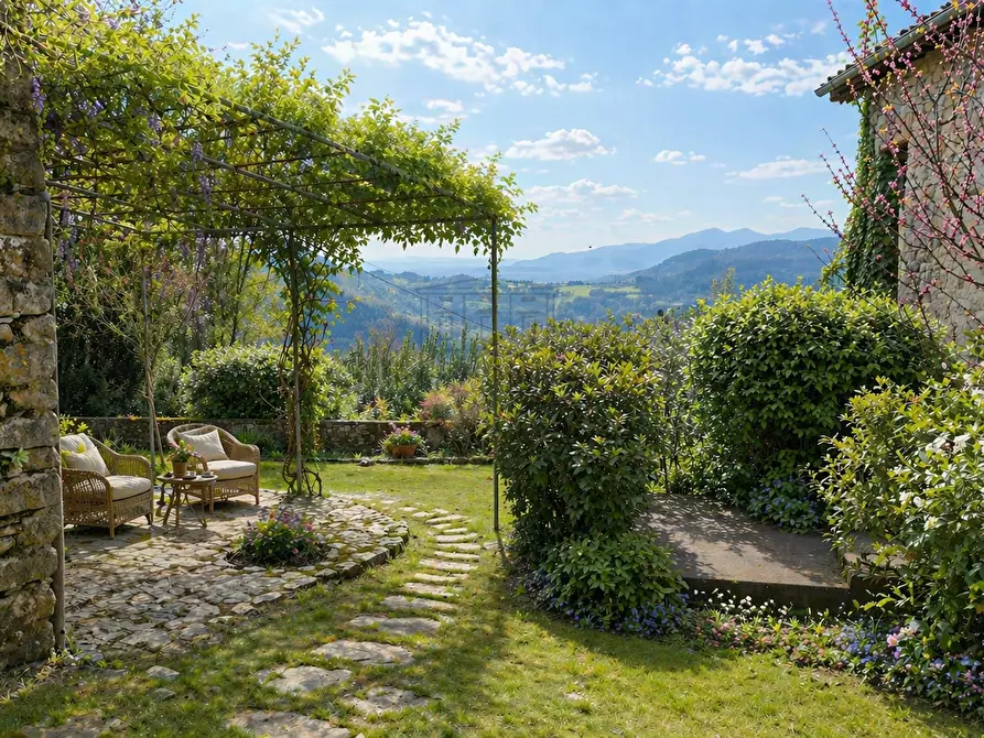 Immagine 1 di Rustico / casale in vendita  in S.v. di Partigliano 11/A a Lucca