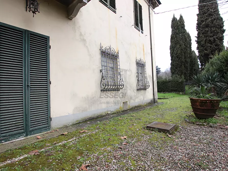 Immagine 7 di Villa in vendita  in via di montecatino a Lucca