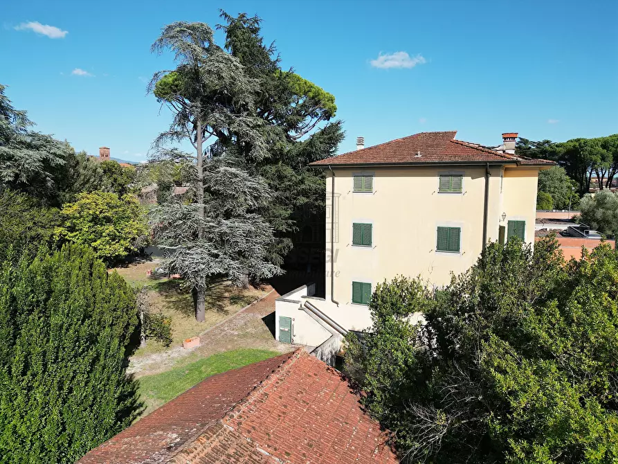 Immagine 1 di Villa in vendita  in Viale Pacini 115 a Lucca