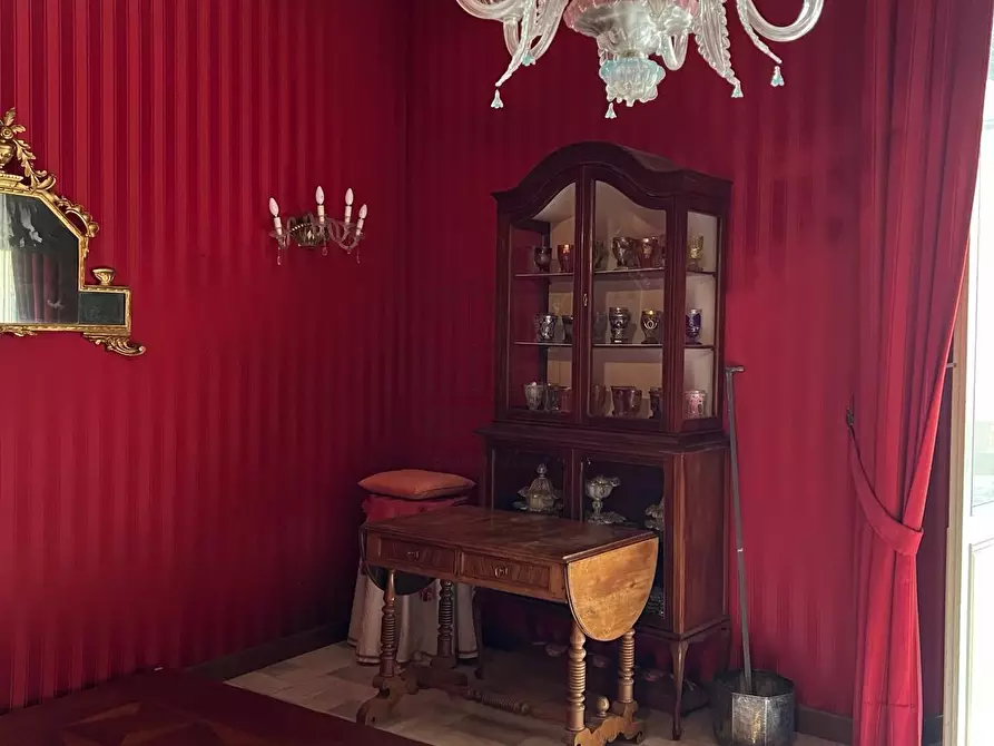 Immagine 9 di Appartamento in vendita  in Piazza San Michele 46 a Lucca