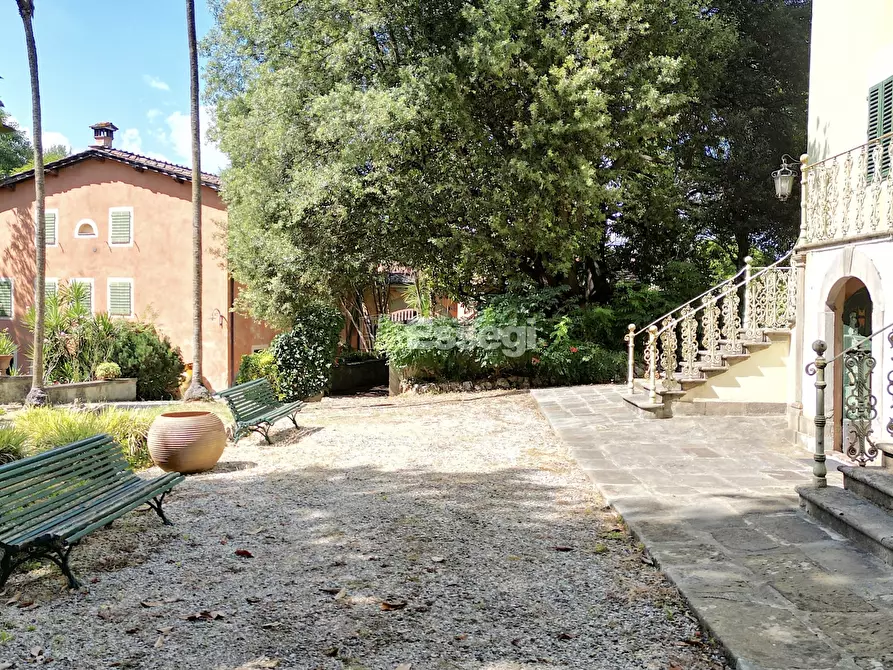 Immagine 4 di Villa in vendita  a Lucca